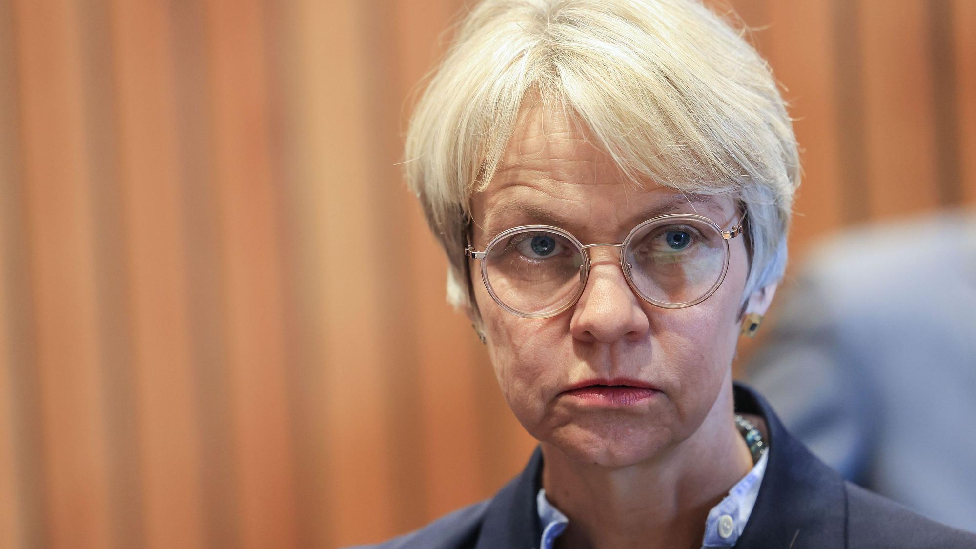 Schulministerin Feller im Portrait. Sie trägt kurze blonde Haare und einen Blazer.
