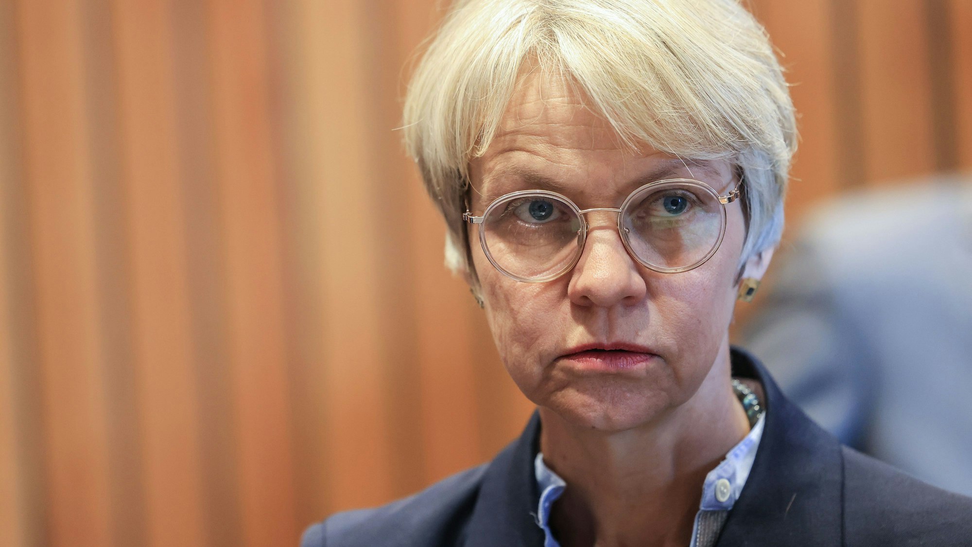 Dorothee Feller (CDU), Schulministerin, steht im Schulausschuss des Landtags in Nordrhein-Westfalen.