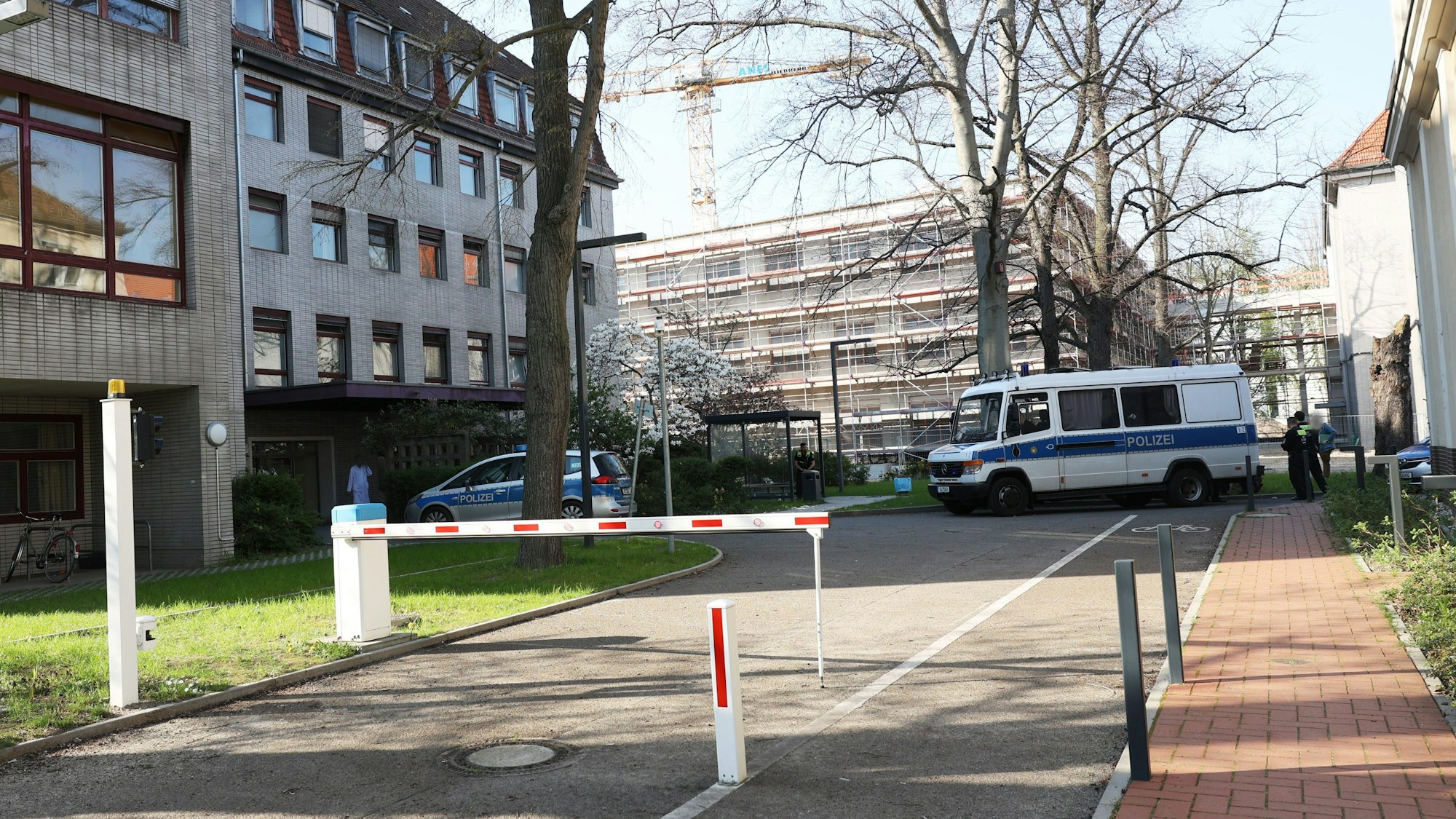 Polizei ist auf dem Gelände des Jüdischen Krankenhauses an der Heinz-Galinski-Straße im Einsatz.