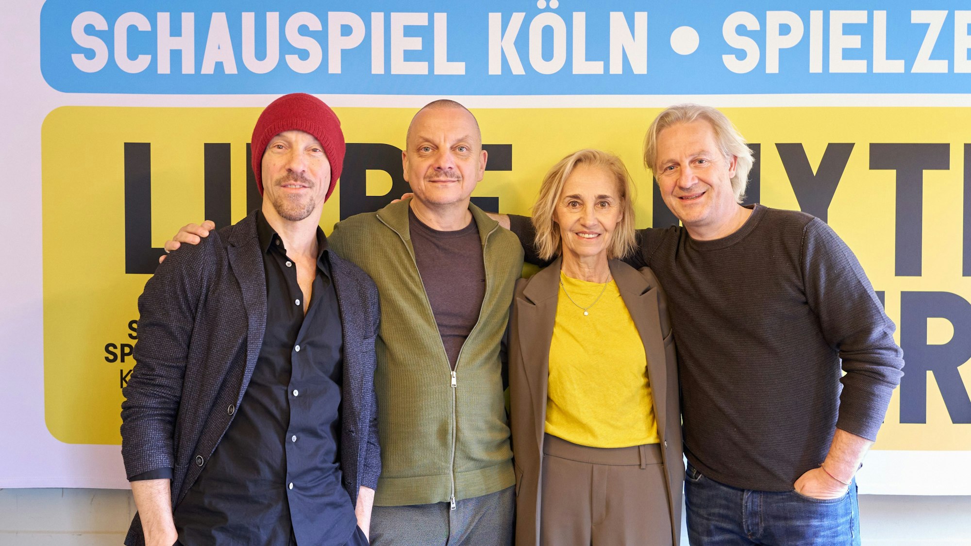 21.04.2023, Offenbach im Carlswerk, Köln-Mülheim: Der Intendant des Schaupiels Köln, Stefan BAchmann stellt den Spielplan 2023/2024 vor. Auf dem Bild (vlnr) Richard Siegal, Künstlerischer Leiter, Thomas Jonigk, Chefdramaturg, Hanna Koller, Kuratorin Tanz und Stefan Bachmann, Intendant. Foto: Christian Festag