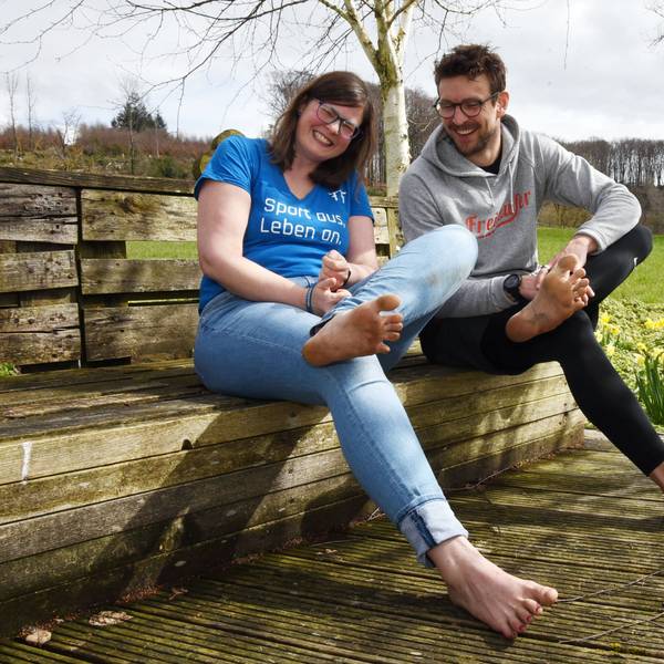Ohne Schuhe: Miriam Neufurth und Ben Grümer zeigen ihre nackten Füße.
