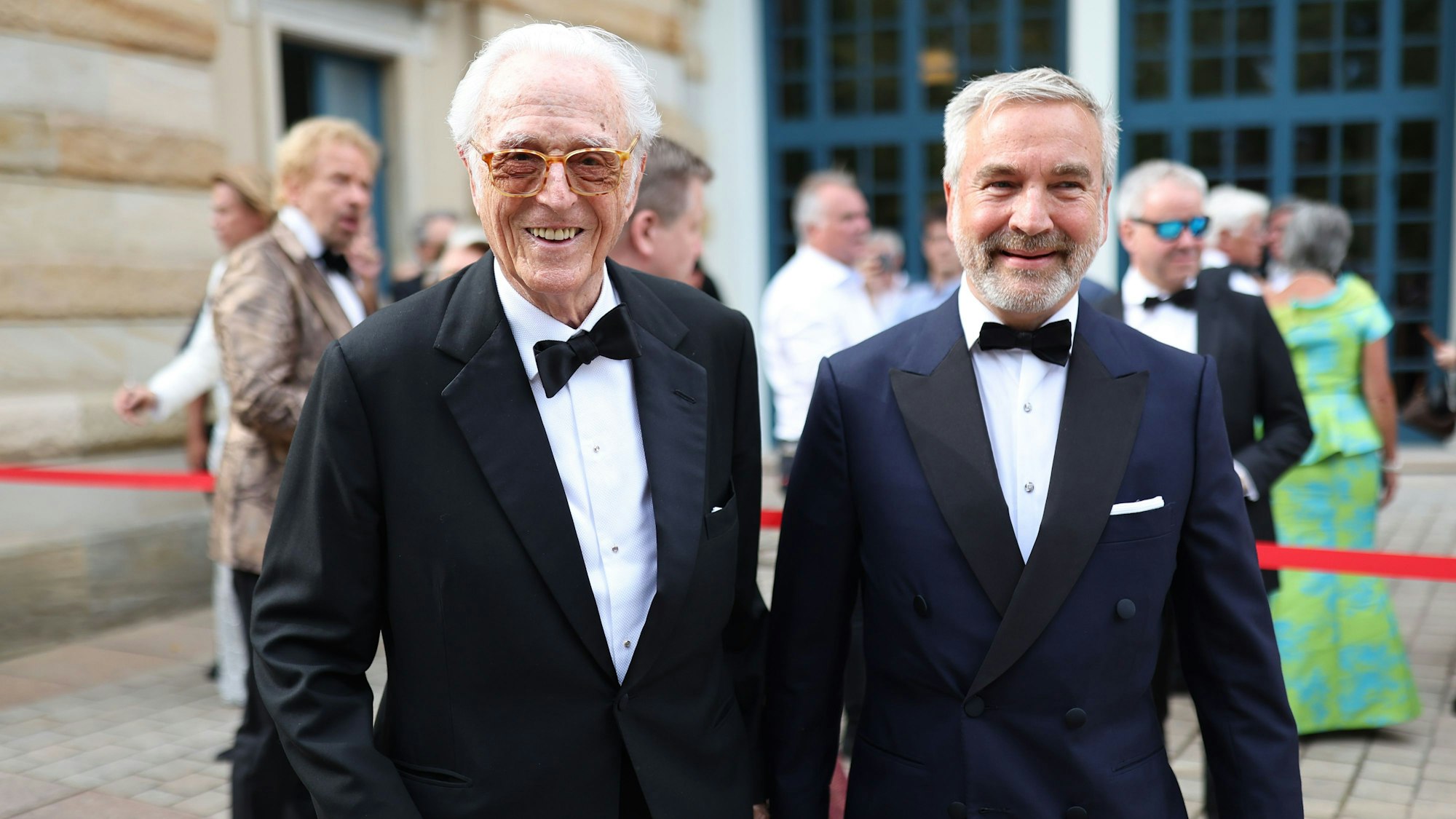 Herzog Franz von Bayern (l) und Thomas Greinwald traten bereits früher gemeinsam in Erscheinung, wie hier in der Pause der Eröffnung der Bayreuther Richard-Wagner-Festspiele 2022. Ein Paar allerdings waren sie öffentlich nie.