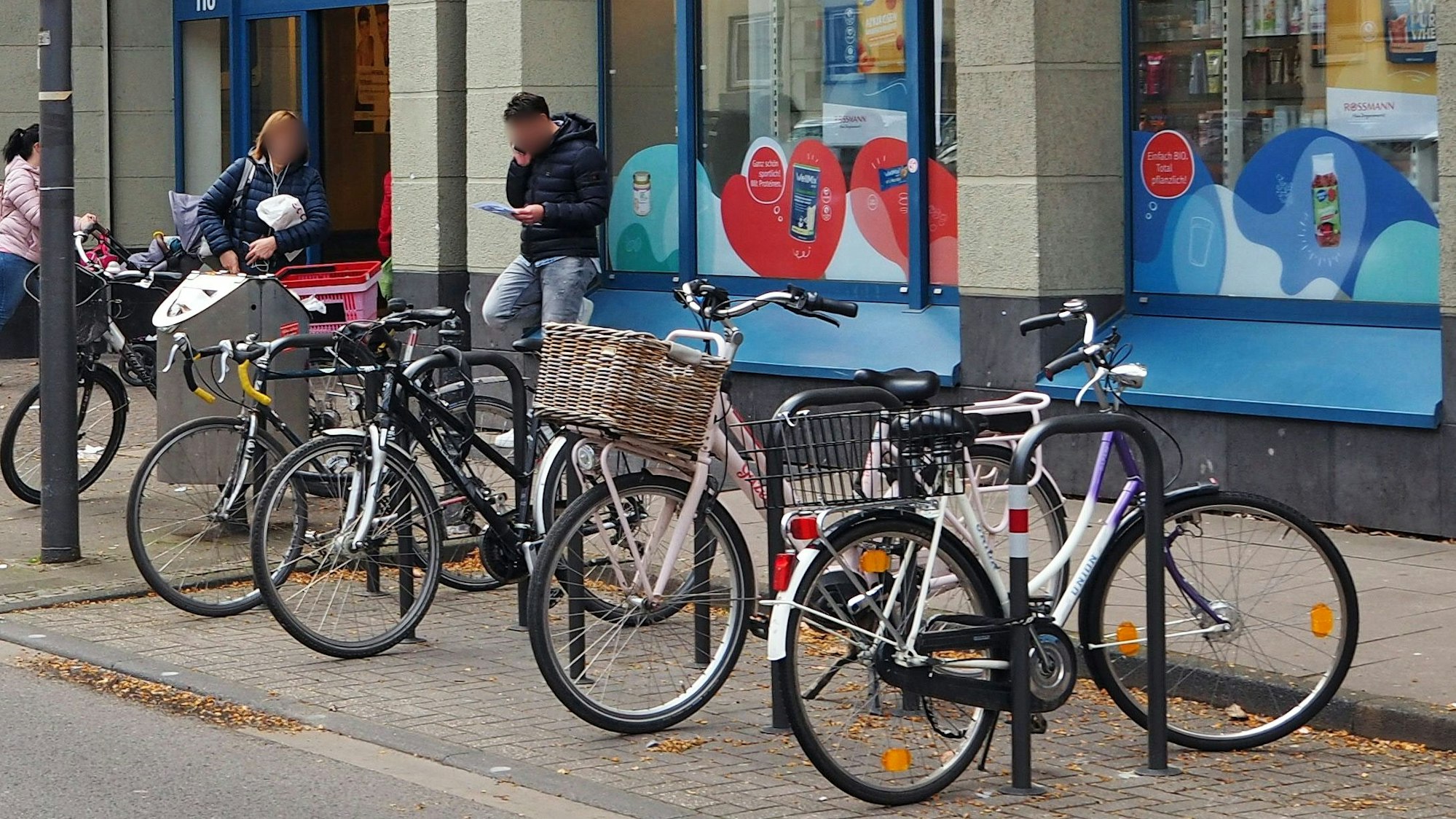Radnadeln mit Fahrrädern vor einem Rossmann.