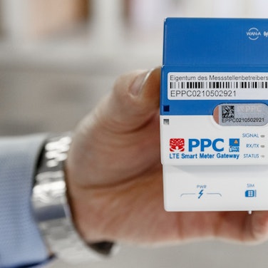 Eine Person hält ein Smart Meter in der Hand