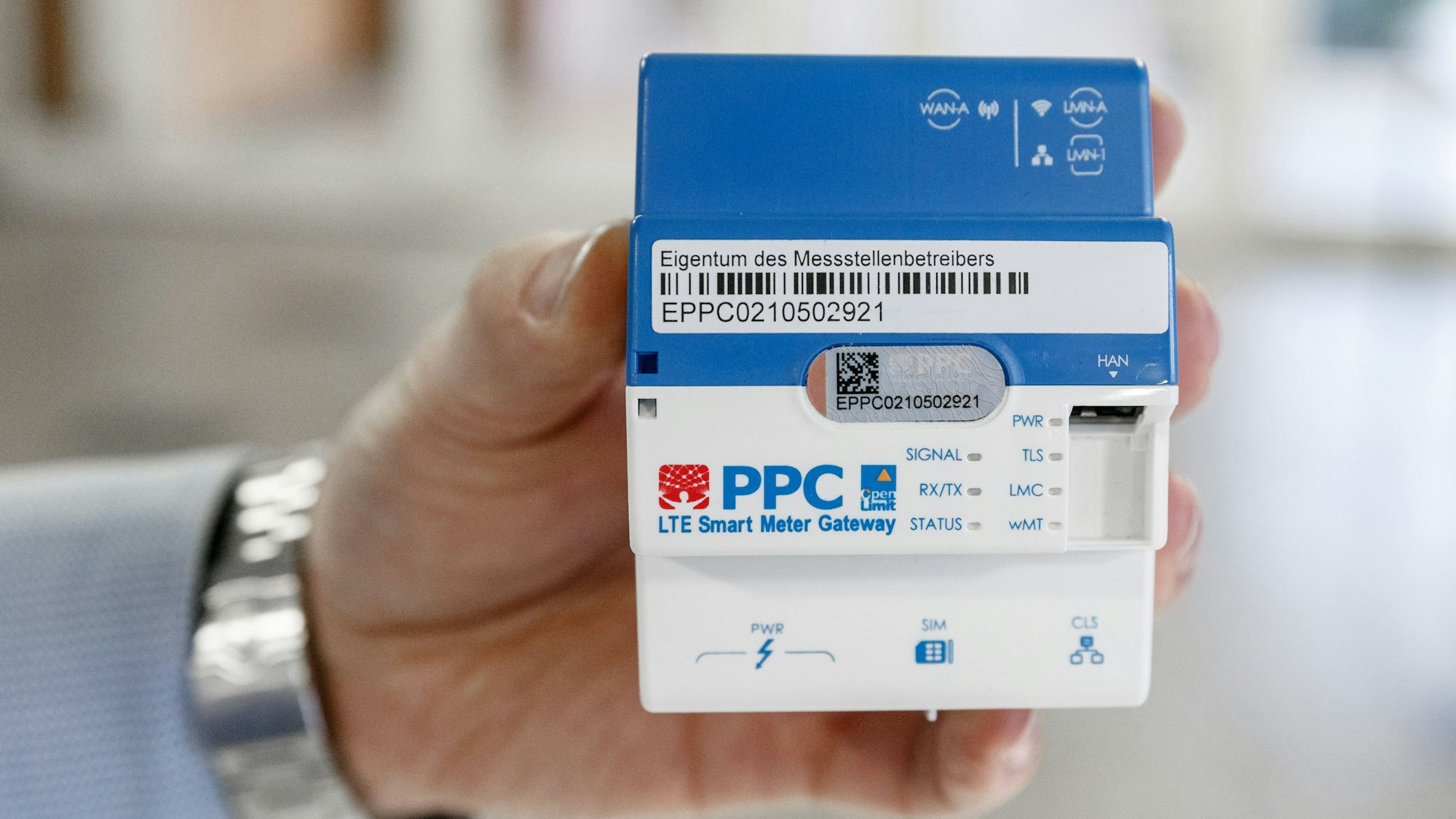 Eine Person hält ein Smart Meter in der Hand