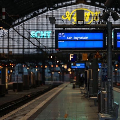 Der Bahnsteig im Hauptbahnhof ist leer, auf den Anzeigetafeln steht "Kein Zugverkehr".
