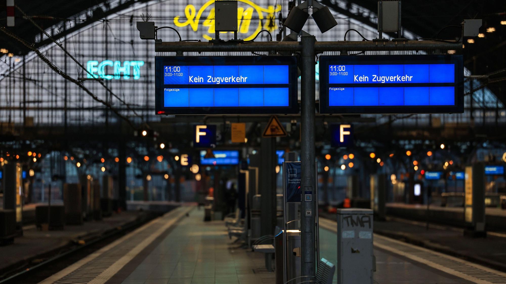 Der Bahnsteig im Hauptbahnhof ist leer, auf den Anzeigetafeln steht "Kein Zugverkehr".