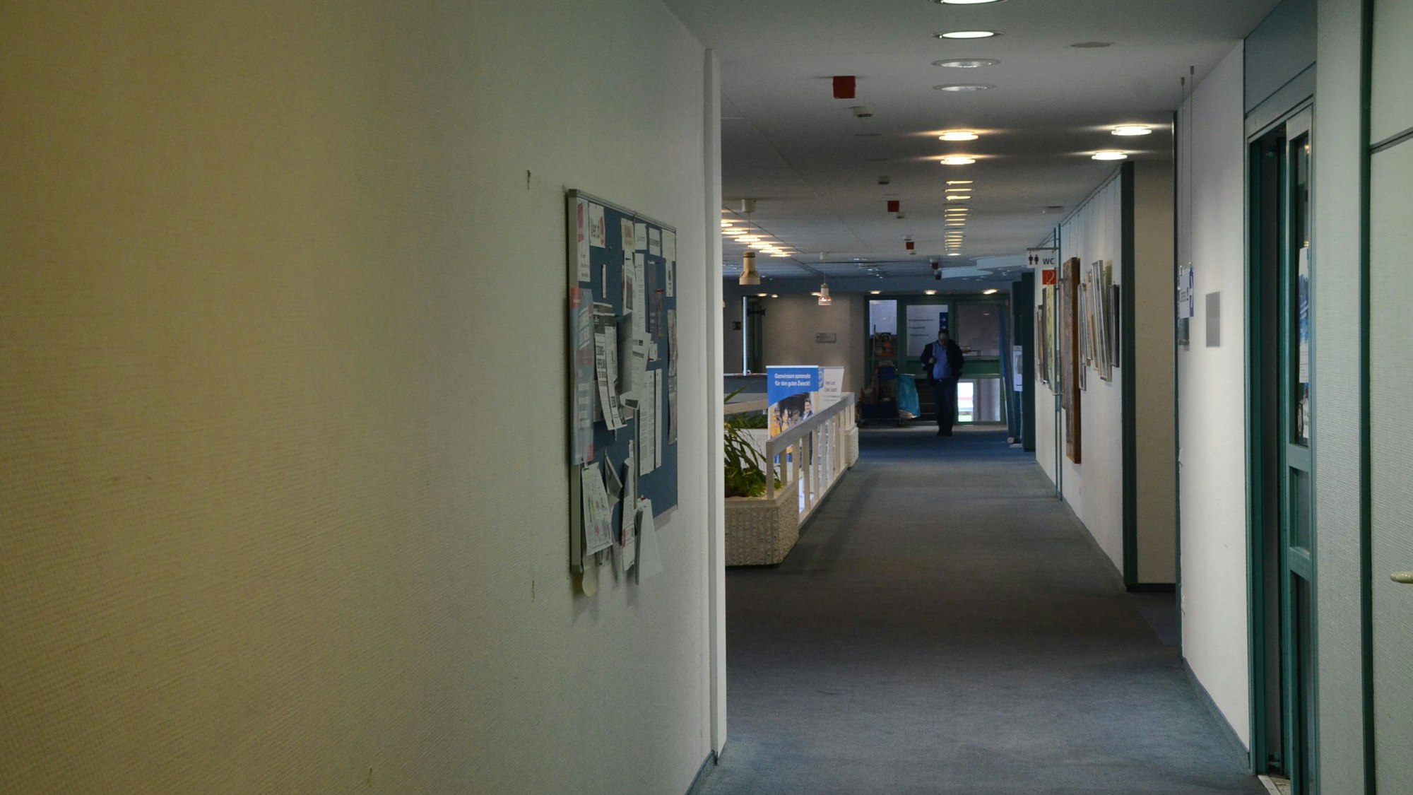 Eine Machbarkeitsstudie kommt zu dem Ergebnis, dass eine Sanierung des Troisdorfer Rathauses machbar und sinnvoll ist. "Bauen im Bestand", vorher Rückbau bis auf den Rohbau. Tragwerk ist aber in Ordnung