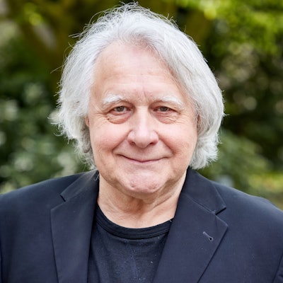 Peter Urban, Moderator und Musiker, bei einem Fototermin. Der langjährige Grand-Prix-Kommentator hält offenbar nichts von Jan Böhmermann, der gerne sein Nachfolger wäre. (Archivbild)