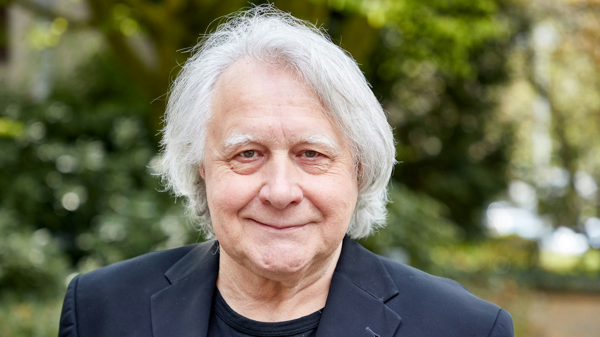 Peter Urban, Moderator und Musiker, bei einem Fototermin. Der langjährige Grand-Prix-Kommentator hält offenbar nichts von Jan Böhmermann, der gerne sein Nachfolger wäre. (Archivbild)