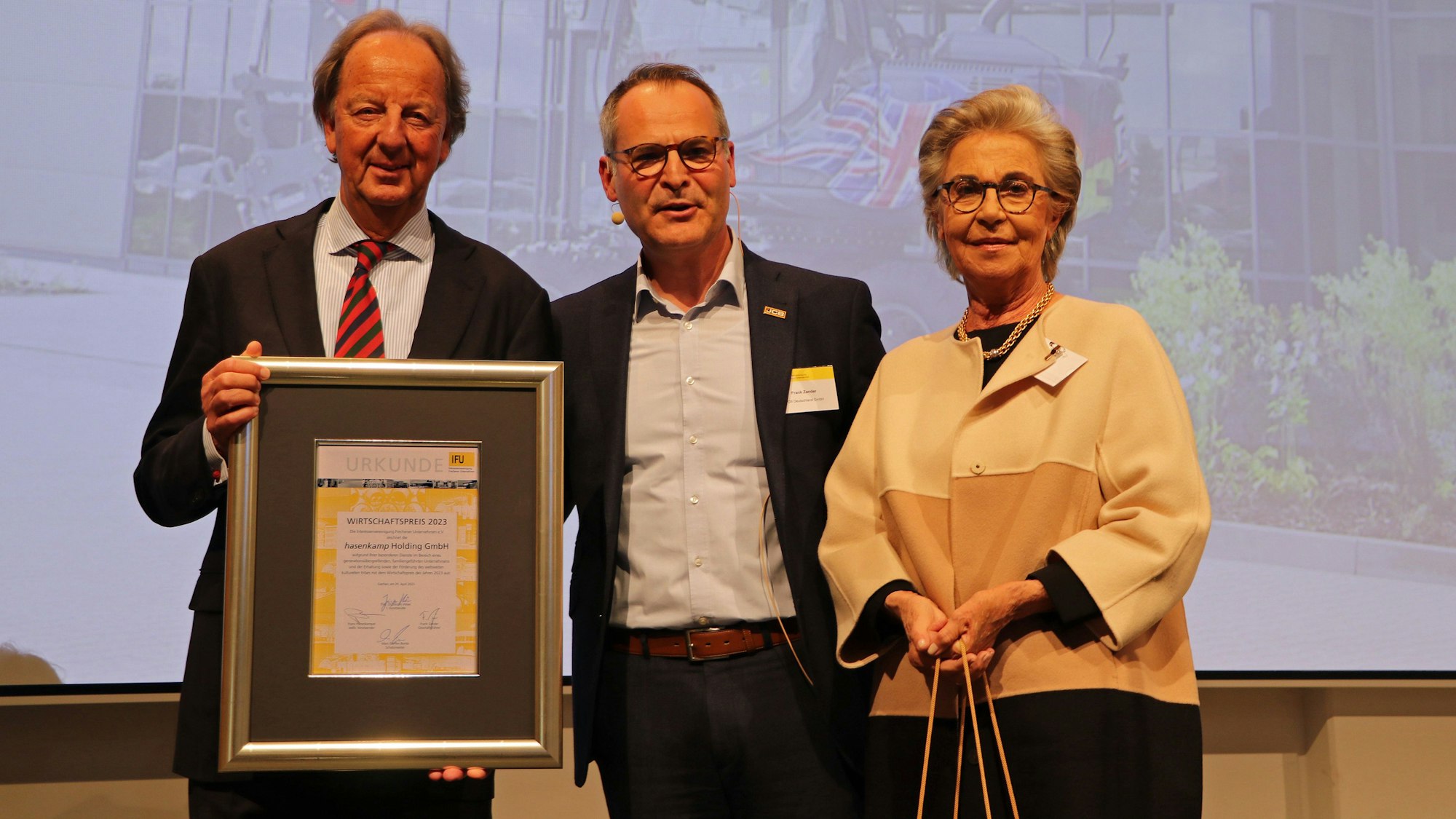 (V.l.): Hans-Ewald Schneider, Frank Zander und Barbara Schneider