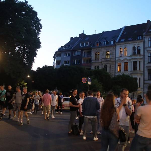 Beliebter Treffpunkt: vor allem an warmen Tagen treffen sich viele Menschen am Brüsseler Platz.
