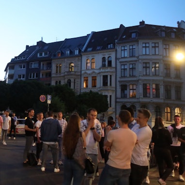 Beliebter Treffpunkt: vor allem an warmen Tagen treffen sich viele Menschen am Brüsseler Platz.