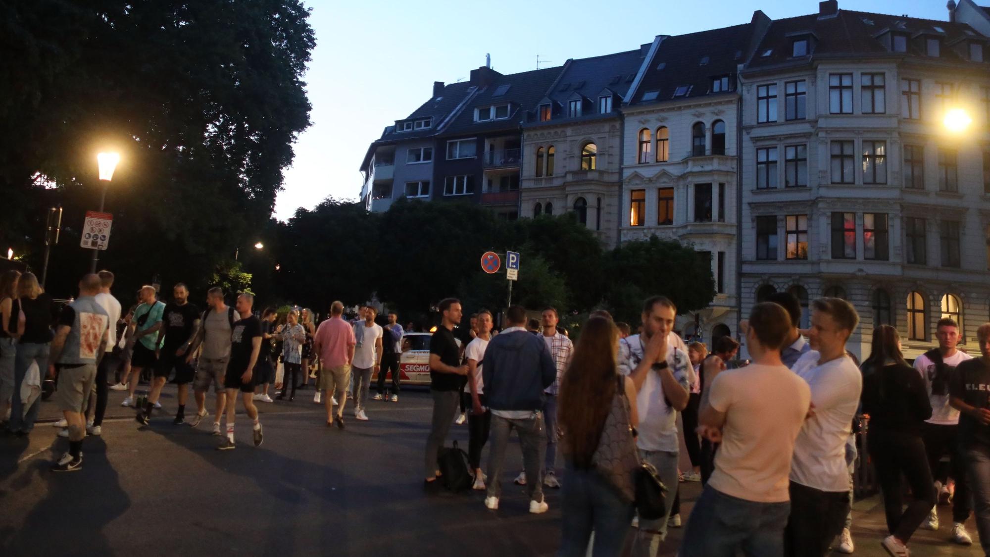 Menschen stehen am Brüsseler Platz.