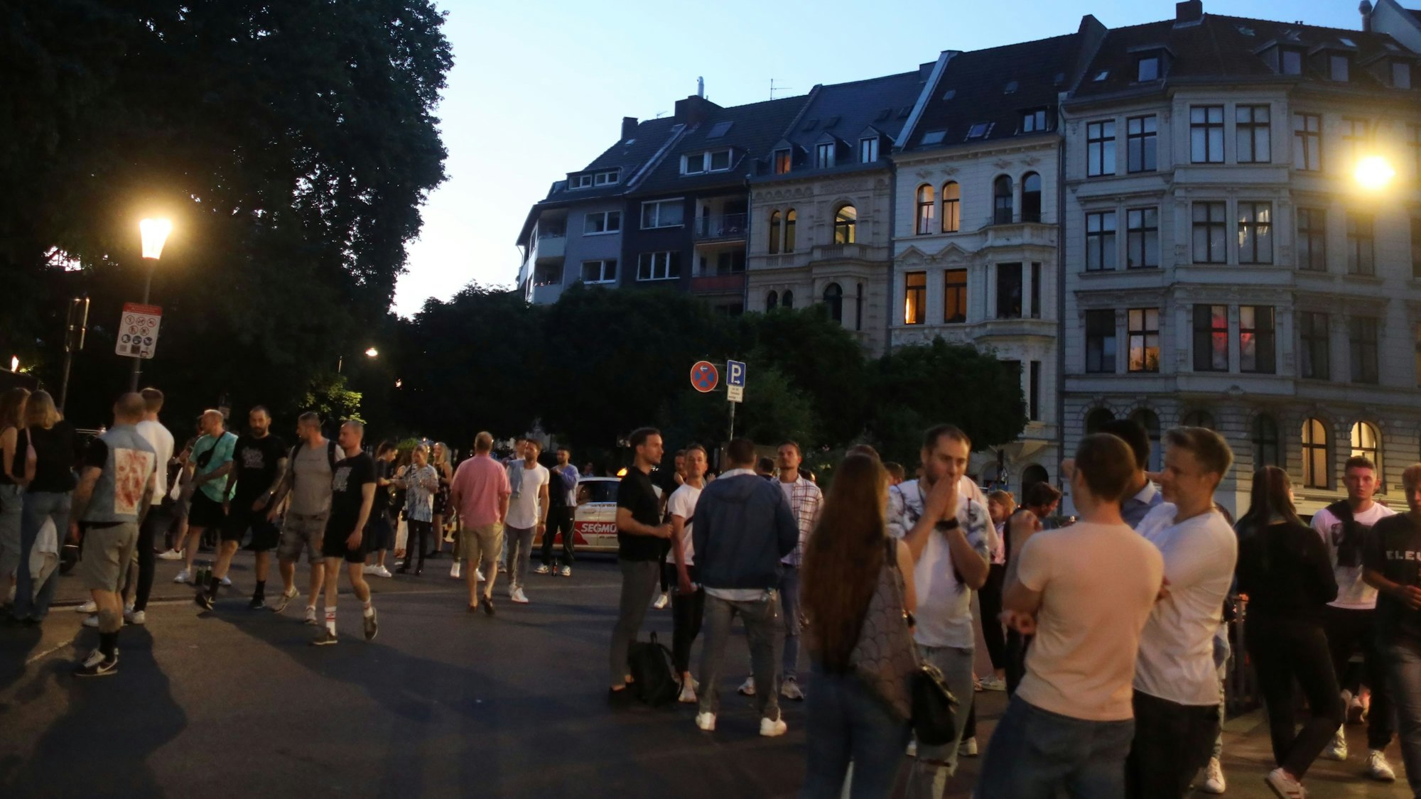 Menschen stehen am Brüsseler Platz.