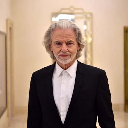 Hermann Bühlbecker, der Geschäftsführer der Aachener Printen- und Schokoladenfabrik Henry Lambertz, steht in einem Gang.