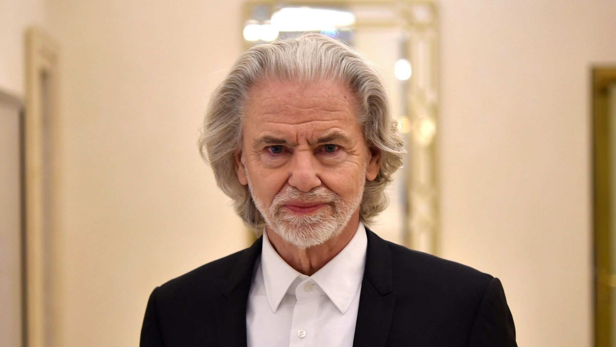 Hermann Bühlbecker, der Geschäftsführer der Aachener Printen- und Schokoladenfabrik Henry Lambertz, steht in einem Gang.