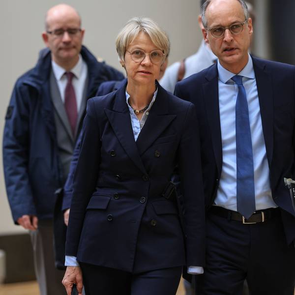 Dorothee Feller (CDU), Schulministerin, kommt in Begleitung von Mitarbeitern in den Schulausschuss des Landtags in Nordrhein-Westfalen.