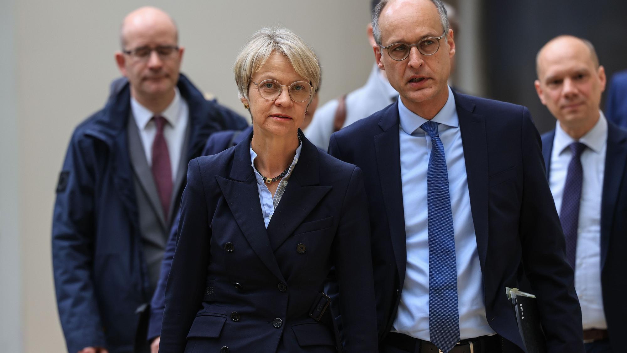 Dorothee Feller (CDU), Schulministerin, kommt in Begleitung von Mitarbeitern in den Schulausschuss des Landtags in Nordrhein-Westfalen.
