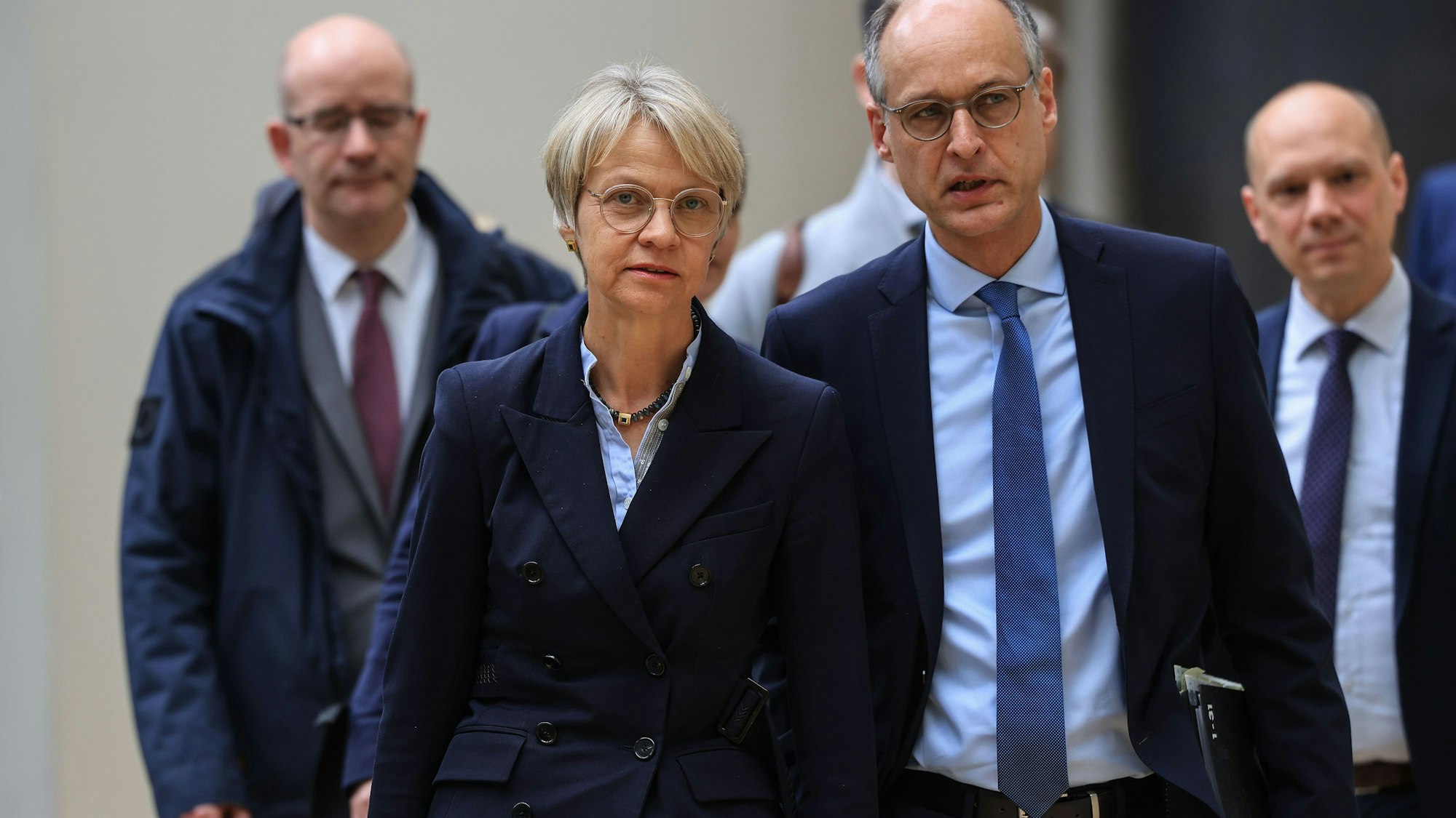 Dorothee Feller (CDU), Schulministerin, kommt in Begleitung von Mitarbeitern in den Schulausschuss des Landtags in Nordrhein-Westfalen.