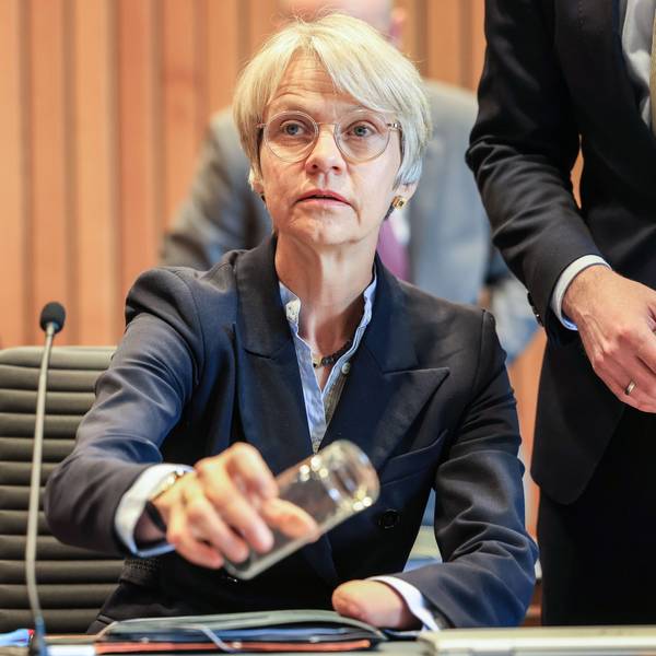 Dorothee Feller (CDU), Schulministerin, sitzt im Schulausschuss des Landtags in Nordrhein-Westfalen. In einer Sondersitzung arbeitete der Schulausschuss des Landtags am Freitag den misslungenen Start der diesjährigen Abiturprüfungen auf.