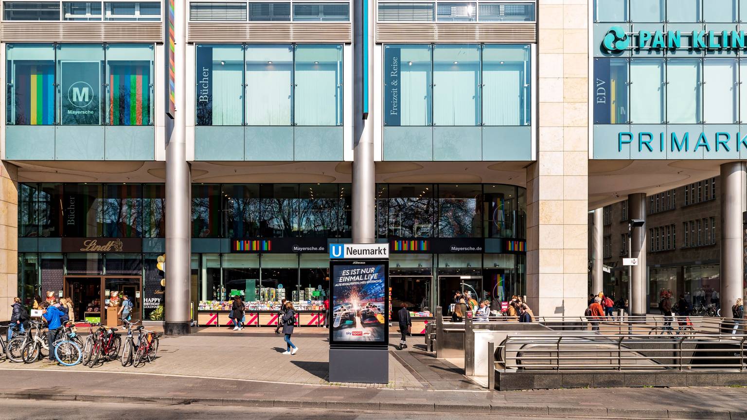 Außenansicht der Mayerschen Buchhandlung, die sich in der Neumarkt-Galerie in der Kölner Innenstadt befindet.