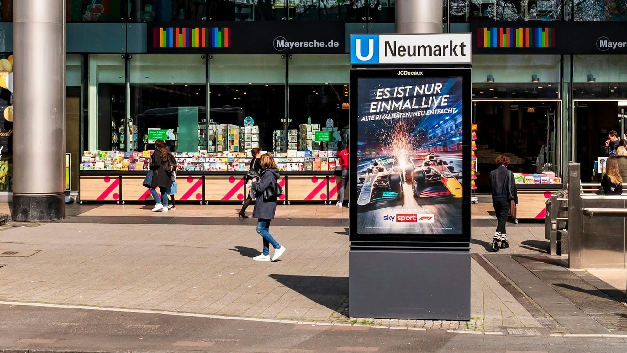 Außenansicht der Mayerschen Buchhandlung, die sich in der Neumarkt-Galerie in der Kölner Innenstadt befindet.