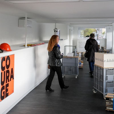 Innenraum, in dem Kunstwerke zu sehen sind