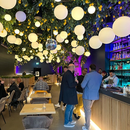 Blick ins „Bricco“: An der Decke hängen Zitronen und Lichtkugeln.