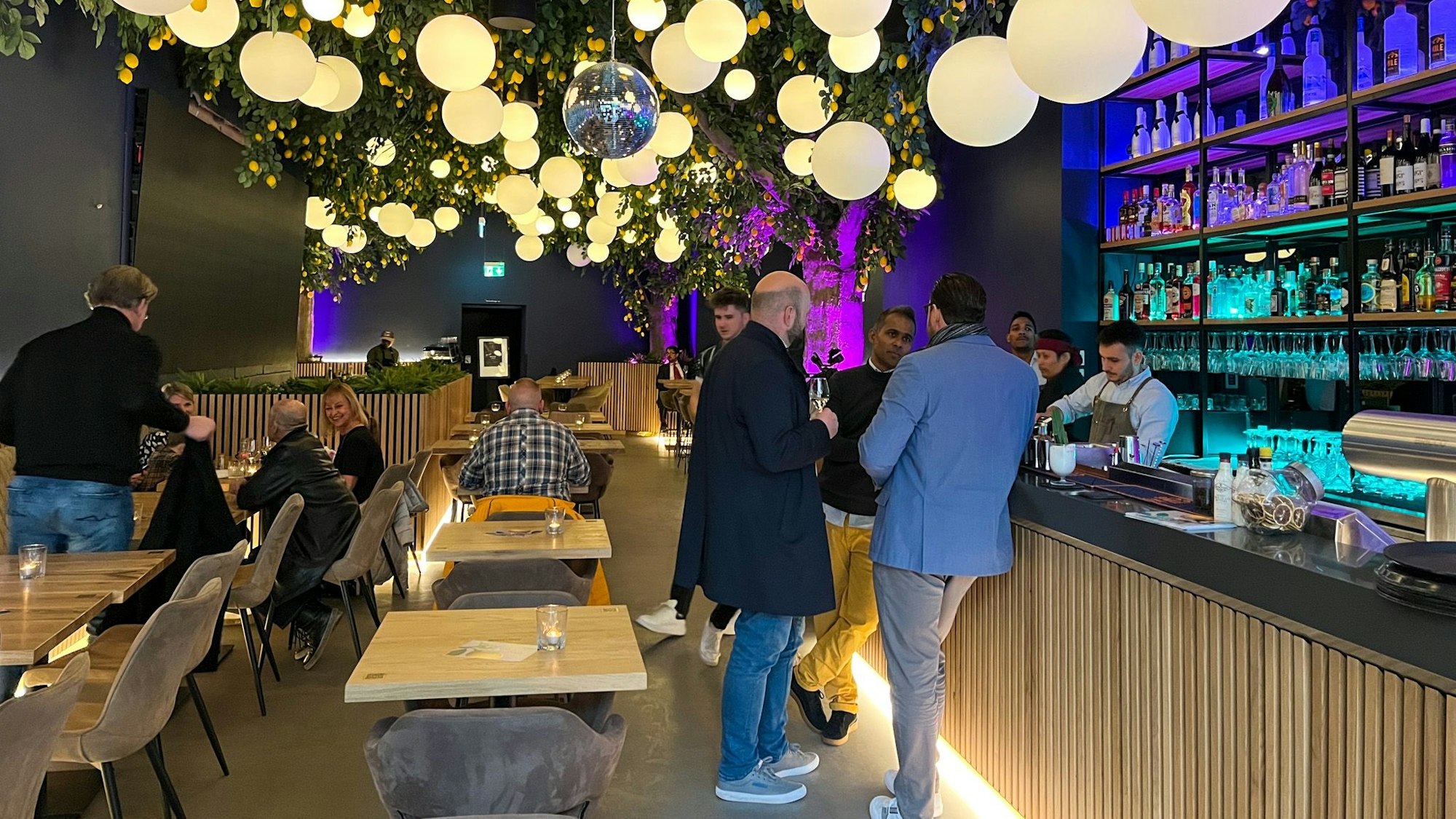Blick ins „Bricco“: An der Decke hängen Zitronen und Lichtkugeln.