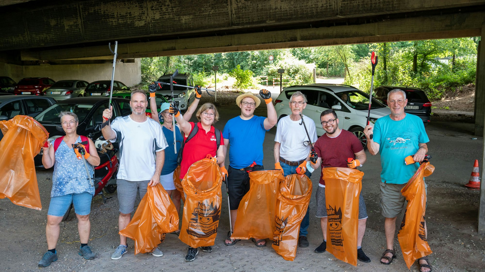 Bürger sammeln Müll am Gremberger Wäldchen unter der Autobahnbrücke auf. Auftaktaktion „Kölle putzmunter“ 2021.