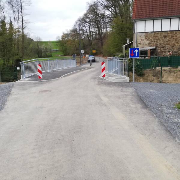 Die neue Brücke über den Wiembach in Dürscheid ist seit April 2023 in Betrieb.