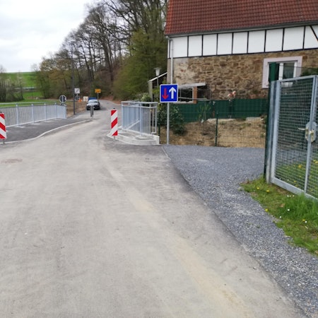 Die neue Brücke über den Wiembach in Dürscheid ist seit April 2023 in Betrieb.