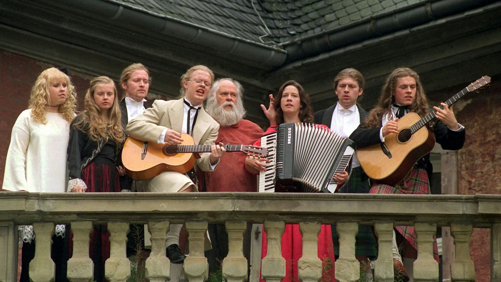 Das Archivbild vom 05.10.1998 zeigt die Kelly Family, die ein Ständchen für die Fotografen auf dem Balkon von Schloss Gymnich (Erftkreis) gibt. Dan Kelly (4.v.re.) im Kreise seiner Familie. Mit ihm musizieren Maite, Patricia, Joey, Angelo, Kathy, Jimmy und Paddy (v.l.).