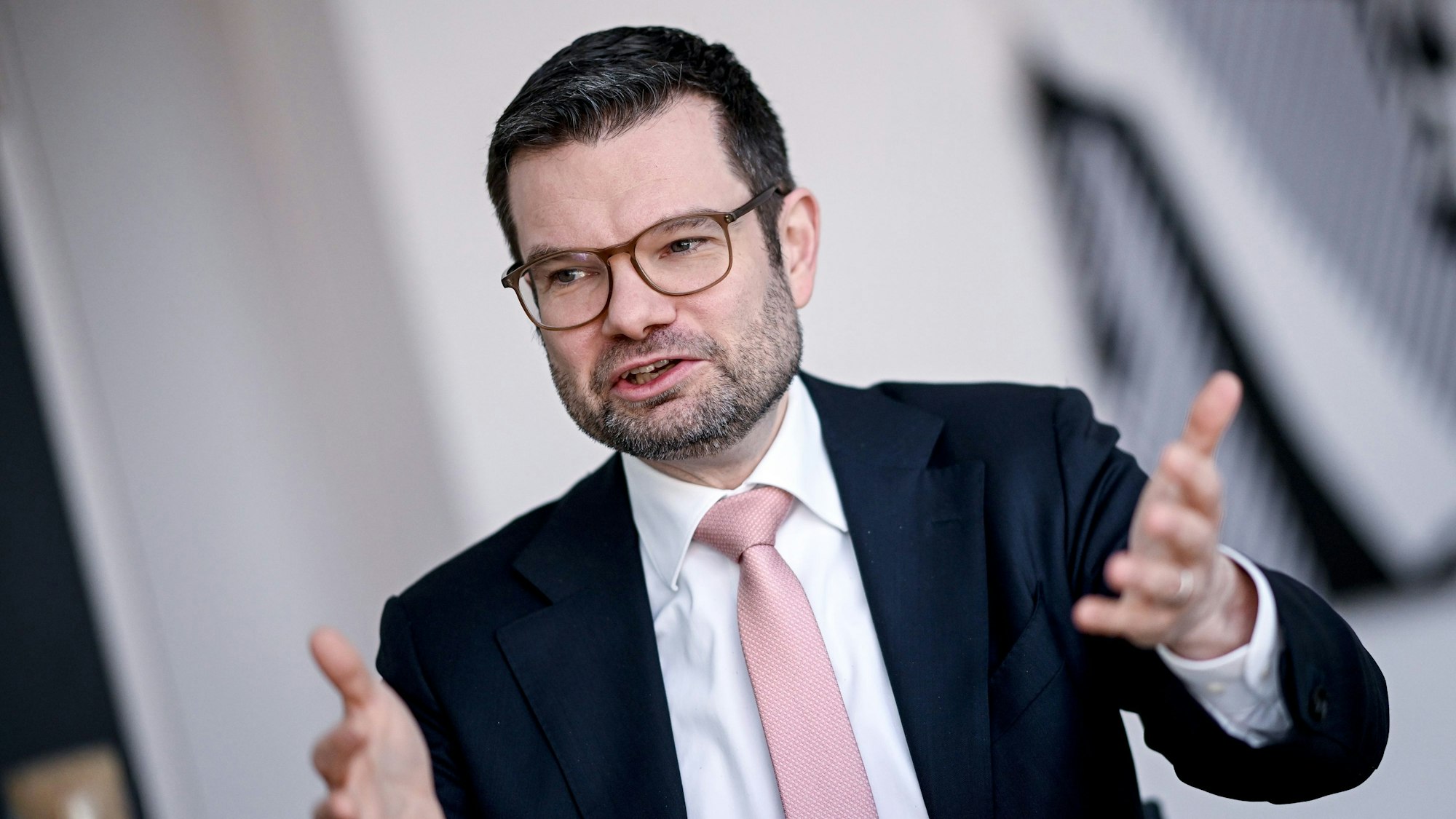 Marco Buschmann (FDP), Bundesminister der Justiz, spricht während eines Interviews mit der Deutschen Presse-Agentur dpa.