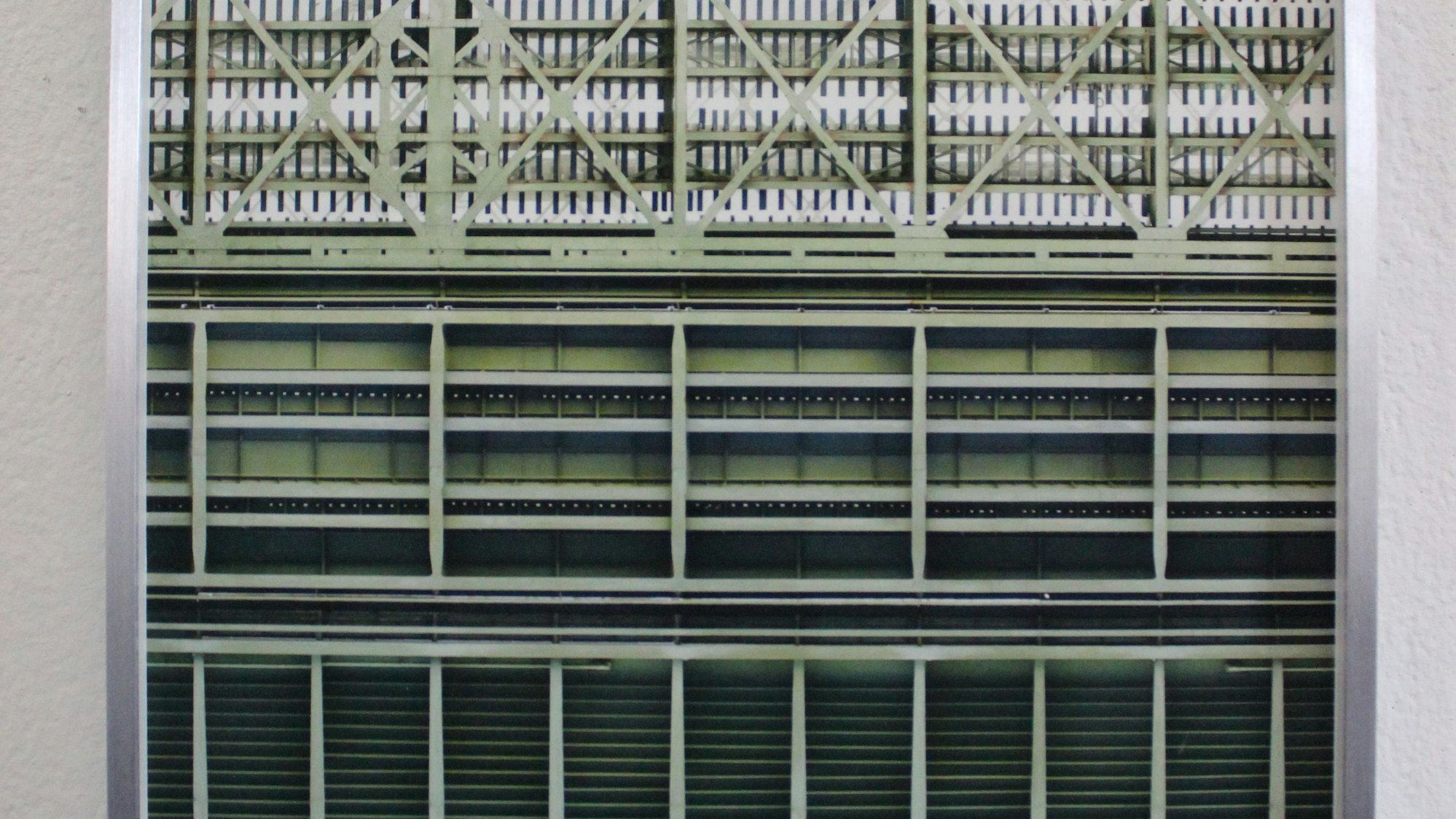 Bild aus der Ausstellung, das grün lackierten Brückenstahlträger zeigt.