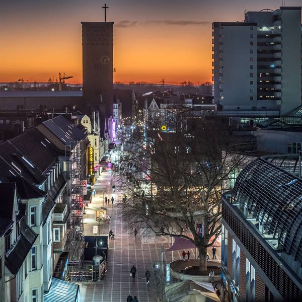 Fußgängerzone Wiesdorfer Platz im Sonnenuntergang