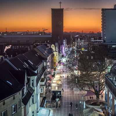 Fußgängerzone Wiesdorfer Platz im Sonnenuntergang