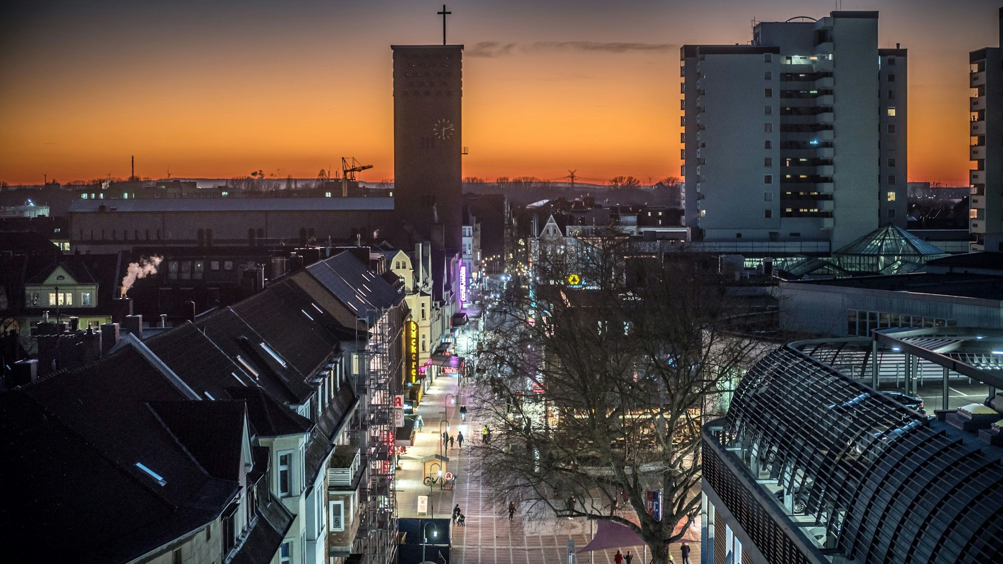 Fußgängerzone Wiesdorfer Platz im Sonnenuntergang