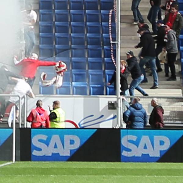 Ein als Kölner verkleidetere Gladbach-Fan reicht das Banner weiter.