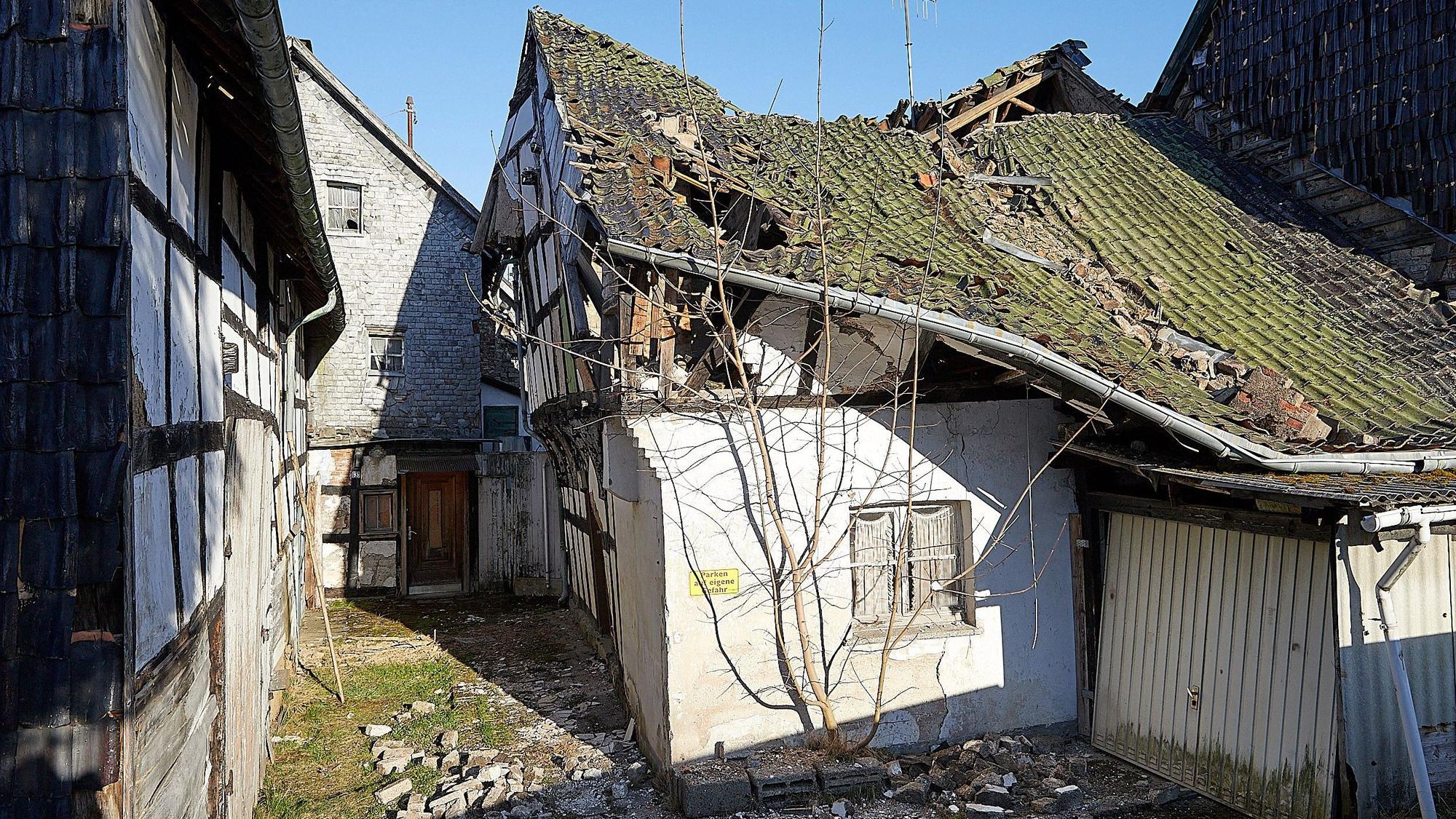 Das angeblich älteste Fachwerkhaus Hellenthal mit eingedelltem, teils eingestürztem Dach und verwahrloster Fassade.