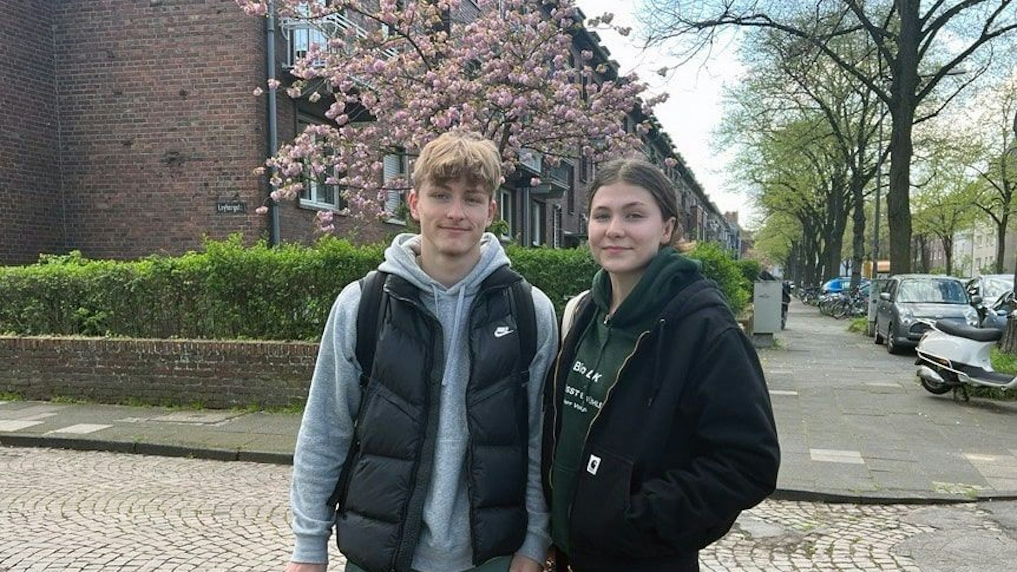 Fynn Herrmann und Liv Kreuzer (beide 18) stehen auf einer Kölner Straße.