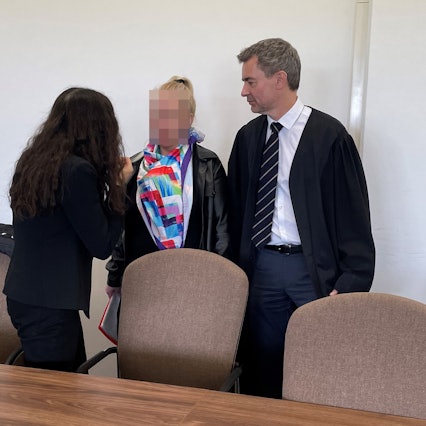 Die drei im Sitzungssaal