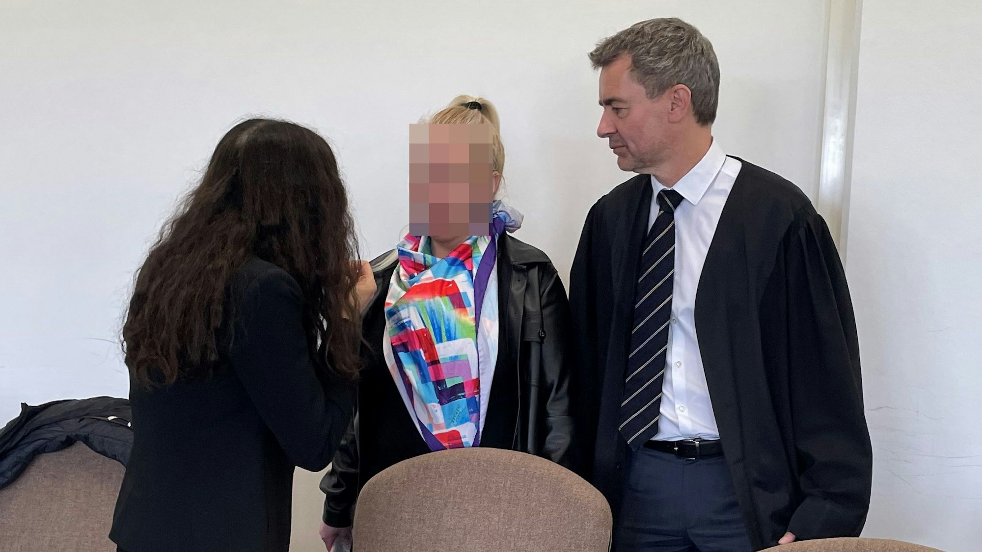 Die drei im Sitzungssaal