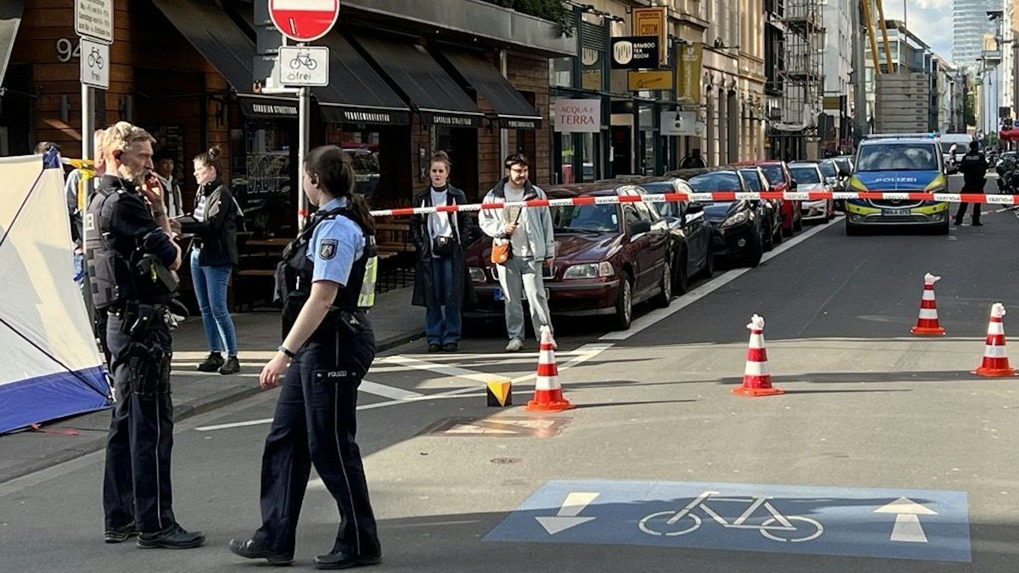 Das Bild zeigt die abgesperrte Ehrenstraße.