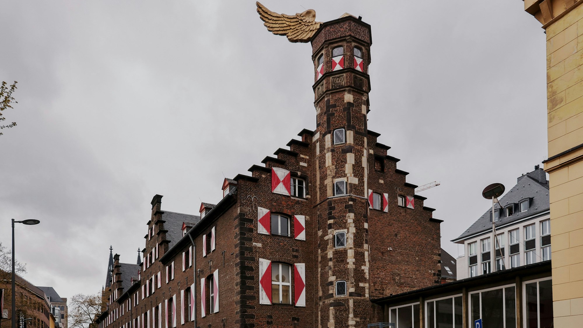 Die charakteristischen Fensterläden am Zeughaus drohen herunterzufallen.