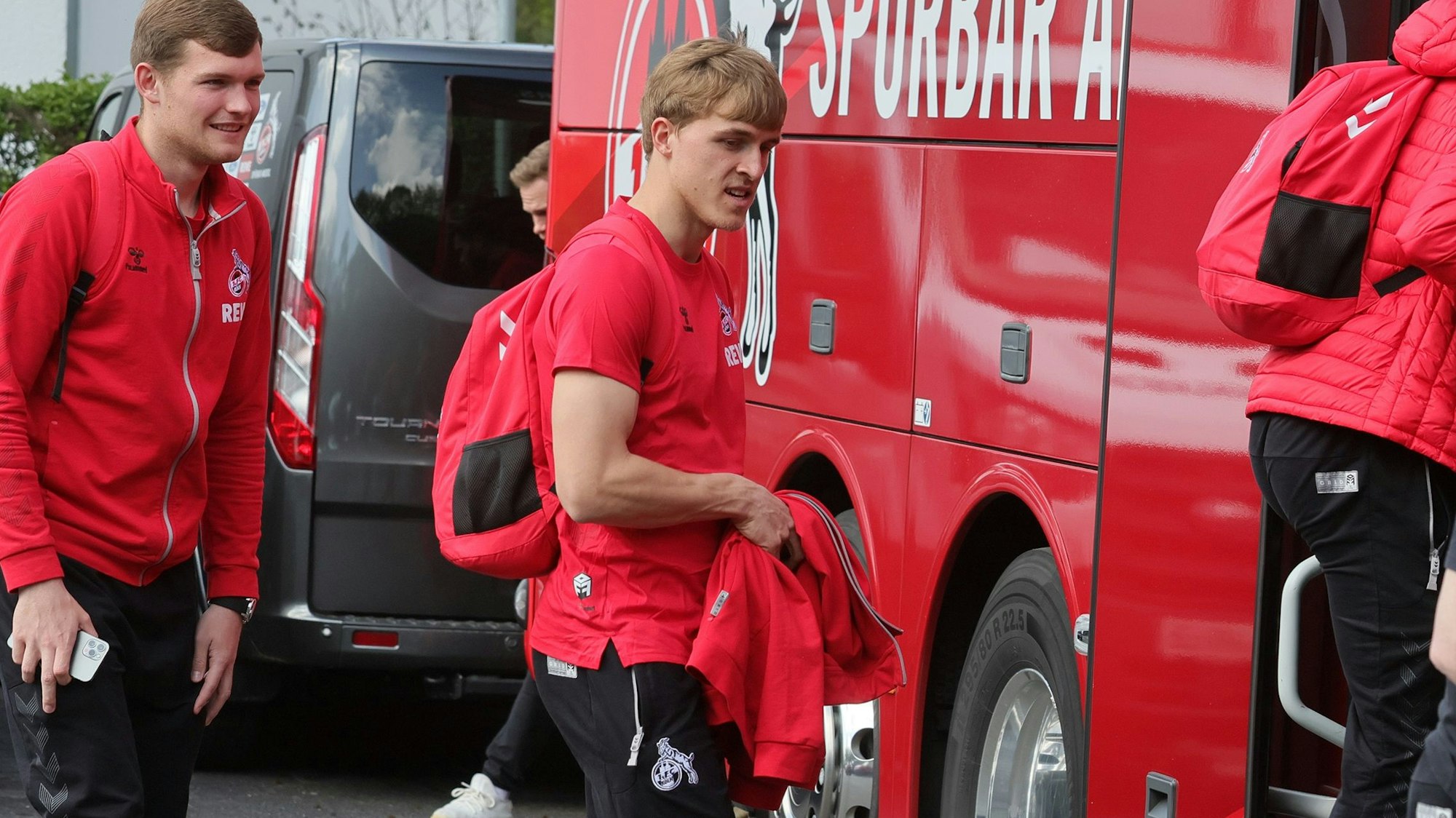 Timo Hübers stieg am Freitag in den Bus zum Spiel in Hoffenheim.