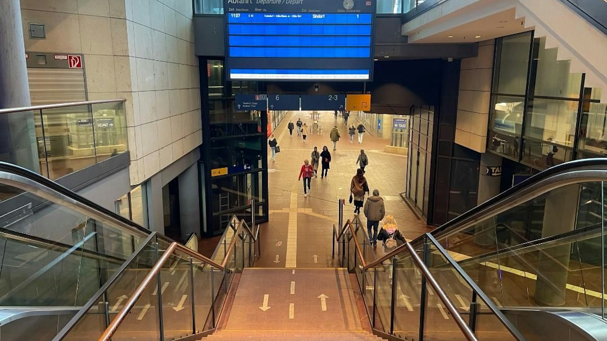 Rolltreppen, Treppen und Anzeigetafel im Siegburger Bahnhof.