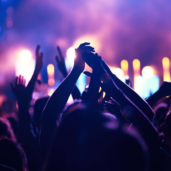 Menschen beim Feiern im Club.