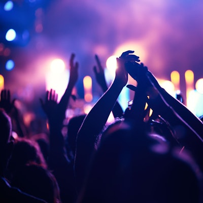 Menschen beim Feiern im Club